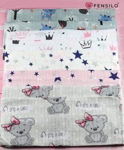 Baby Mulltücher; Mullwindeln; Spucktücher; fensilo; mulltücher baby; mulltücher baby mädchen; spucktücher baby; spucktücher baby mädchen; spucktuch junge; Fensilo baby; Fensilo baby blanket; blanket; baby blanket; newborn; object; knitted; top view; Fensilo.com; white blanket; white; background; beautiful; indoors; sheet; cover; fabric; wash; cushion; bed; polyester; satin; protection; swaddle blanket; comfortable; cotton; hypoallergenic; cute; design; washable; warm; comfy; care; soft; bedroom; set; size; crib; baby crib; outdoor; playground; vacation; park; sleep; colorful; breathable; layers; 2 layers; premium; materials; premium materials; high-quality; quality; unisex; 10 set blankets; rosa; pink; grau; gray; white; pack; pack of 10; teddybear; crown; stars; deer; forest animals; cute animals;