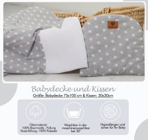 Baby Mulltücher; Mullwindeln; Spucktücher; fensilo; mulltücher baby; mulltücher baby mädchen; spucktücher baby; spucktücher baby mädchen; spucktuch junge; Fensilo baby; Fensilo baby blanket; blanket; baby blanket; muslin baby blanket; muslin girl blanket; baby boy blanket; muslin baby boy blanket; newborn; object; knitted; top view; Fensilo.com; beautiful; indoors; sheet; female; male; cover; fabric; wash; cushion; bed; polyester; satin; feminine; girly; protection; white; swaddle blanket; pillow; white pillow; comfortable; cotton; hypoallergenic; cute; design; washable; girl; boy; baby boy; baby girl; warm; comfy; care; soft; bedroom; set; size; baby pillow; adorable blanket; white background; gray; white stars; stars; moses basket; basket; basket on floor;