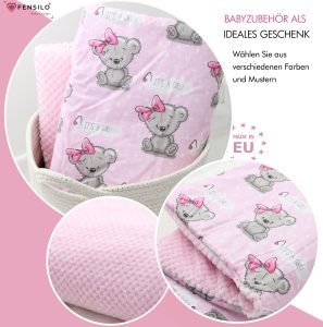 Baby Mulltücher; Mullwindeln; Spucktücher; fensilo; mulltücher baby; mulltücher baby mädchen; spucktücher baby; spucktücher baby mädchen; spucktuch junge; Fensilo baby; Fensilo baby blanket; blanket; baby blanket; newborn; object; knitted; top view; Fensilo.com; white blanket; white; background; beautiful; indoors; sheet; cover; fabric; wash; cushion; bed; polyester; satin; protection; swaddle blanket; comfortable; cotton; hypoallergenic; cute; design; washable; warm; comfy; care; soft; bedroom; set; size; crib; baby crib; outdoor; playground; vacation; park; sleep; colorful; breathable; layers; 2 layers; premium; materials; premium materials; high-quality; quality; unisex; large blanket; wide blanket; long; wide; comfortable blanket; pink; girl; woman; baby girl; cute bear; bearl; forest; forest animals; ribbon;